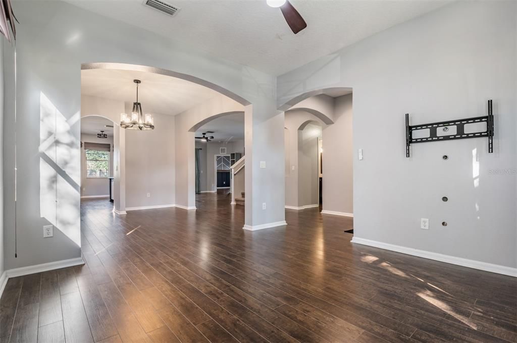 En Venta: $439,000 (4 camas, 2 baños, 2454 Pies cuadrados)