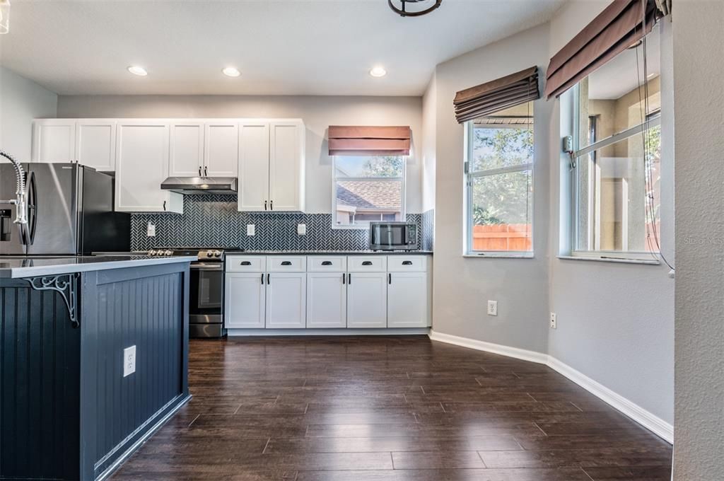 En Venta: $439,000 (4 camas, 2 baños, 2454 Pies cuadrados)