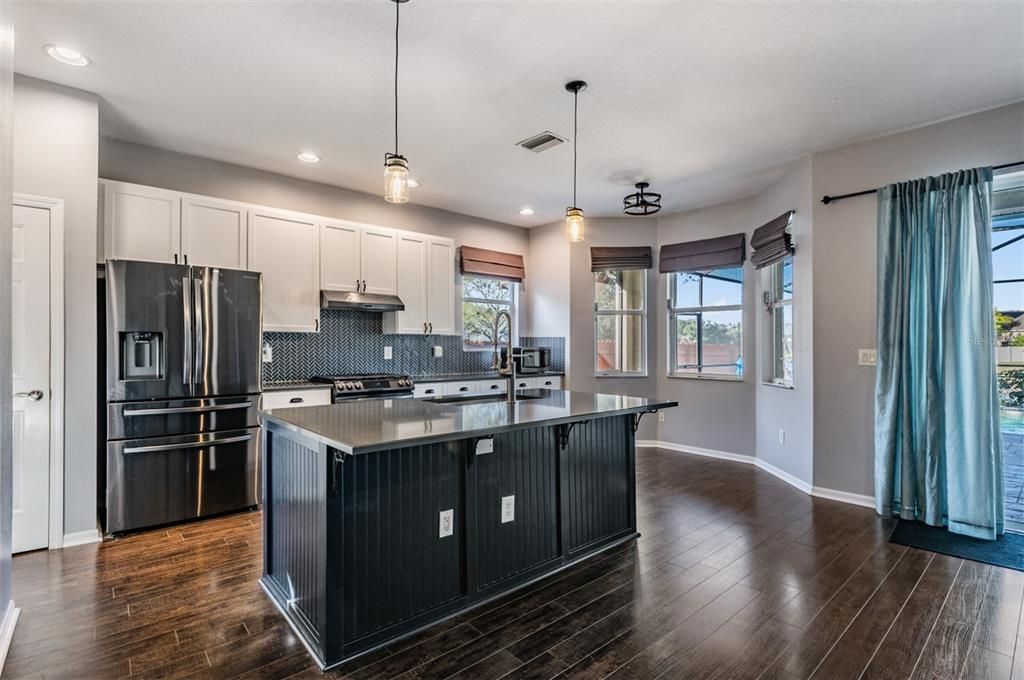 En Venta: $439,000 (4 camas, 2 baños, 2454 Pies cuadrados)