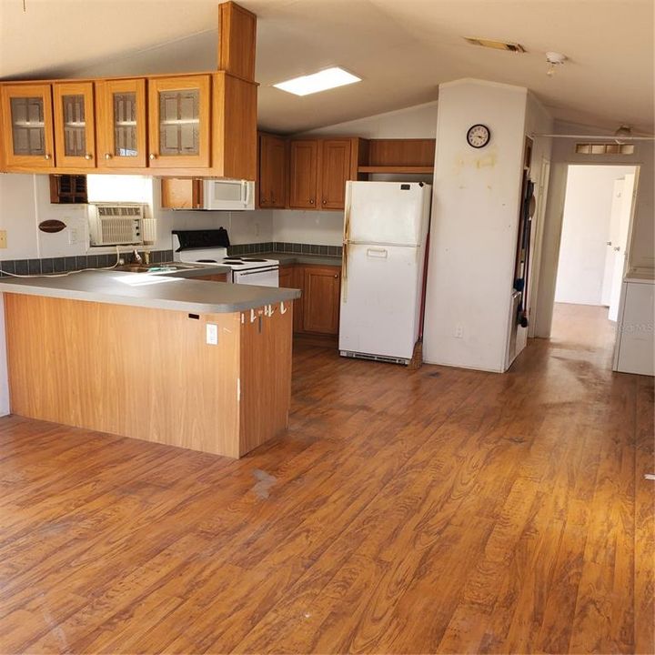 For Sale: $380,000 (2 beds, 2 baths, 896 Square Feet)