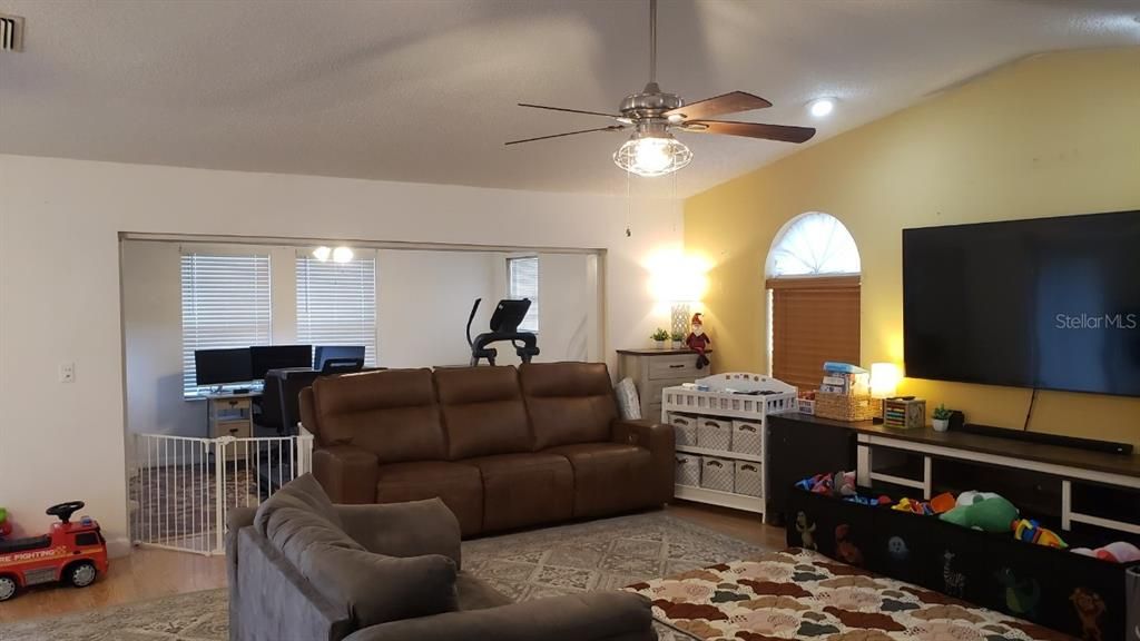 For Sale: $314,900 (2 beds, 2 baths, 1860 Square Feet)