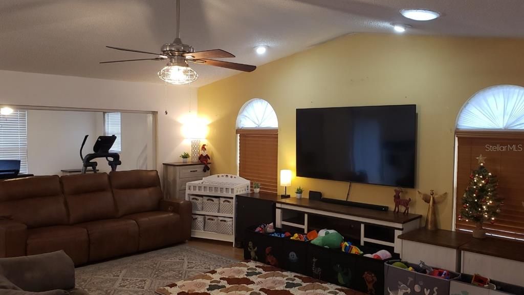 For Sale: $314,900 (2 beds, 2 baths, 1860 Square Feet)