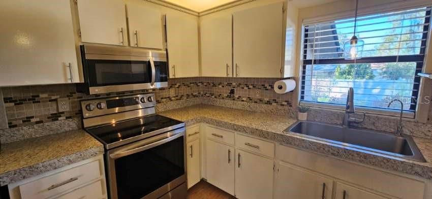 For Sale: $314,900 (2 beds, 2 baths, 1860 Square Feet)