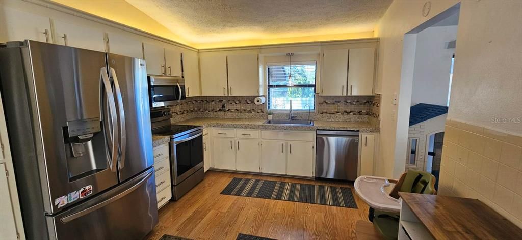 For Sale: $314,900 (2 beds, 2 baths, 1860 Square Feet)