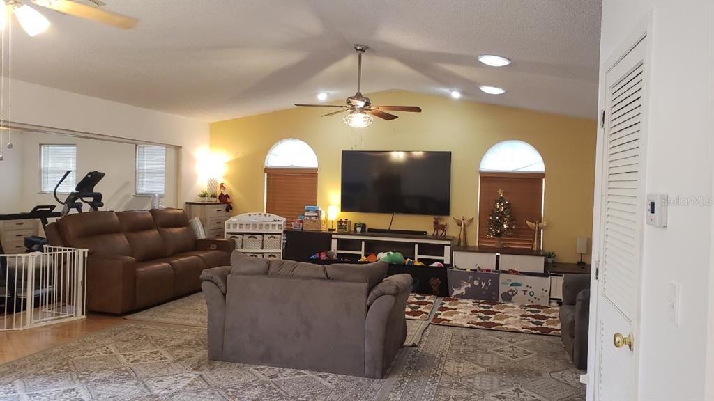 For Sale: $314,900 (2 beds, 2 baths, 1860 Square Feet)