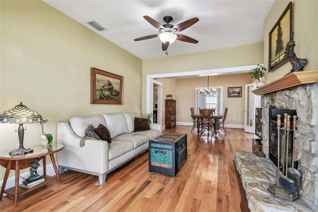 En Venta: $650,000 (4 camas, 3 baños, 1964 Pies cuadrados)