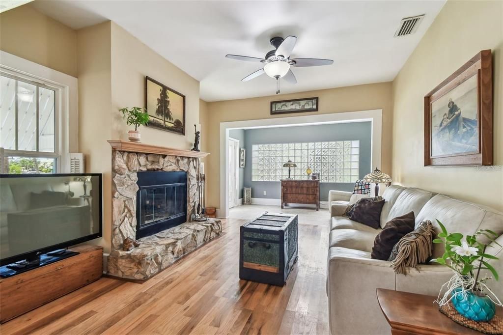 En Venta: $650,000 (4 camas, 3 baños, 1964 Pies cuadrados)