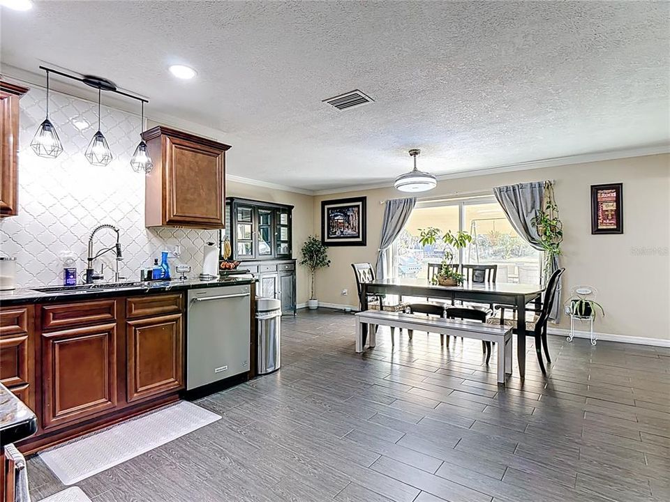 На продажу: $434,000 (3 спален, 2 ванн, 1899 Квадратных фут)