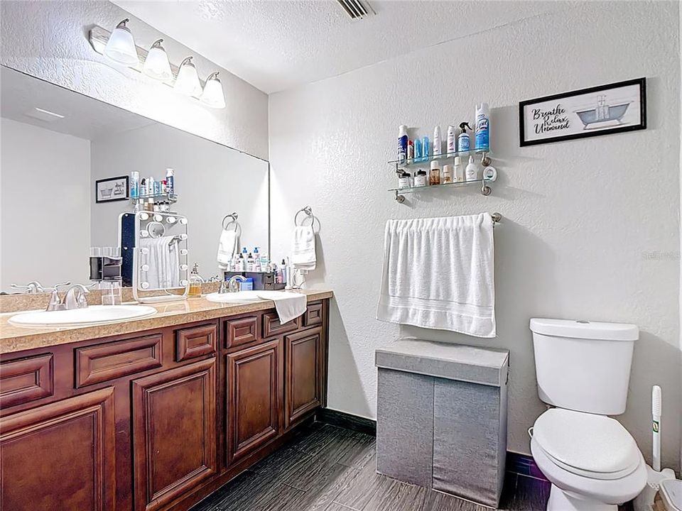 На продажу: $434,000 (3 спален, 2 ванн, 1899 Квадратных фут)