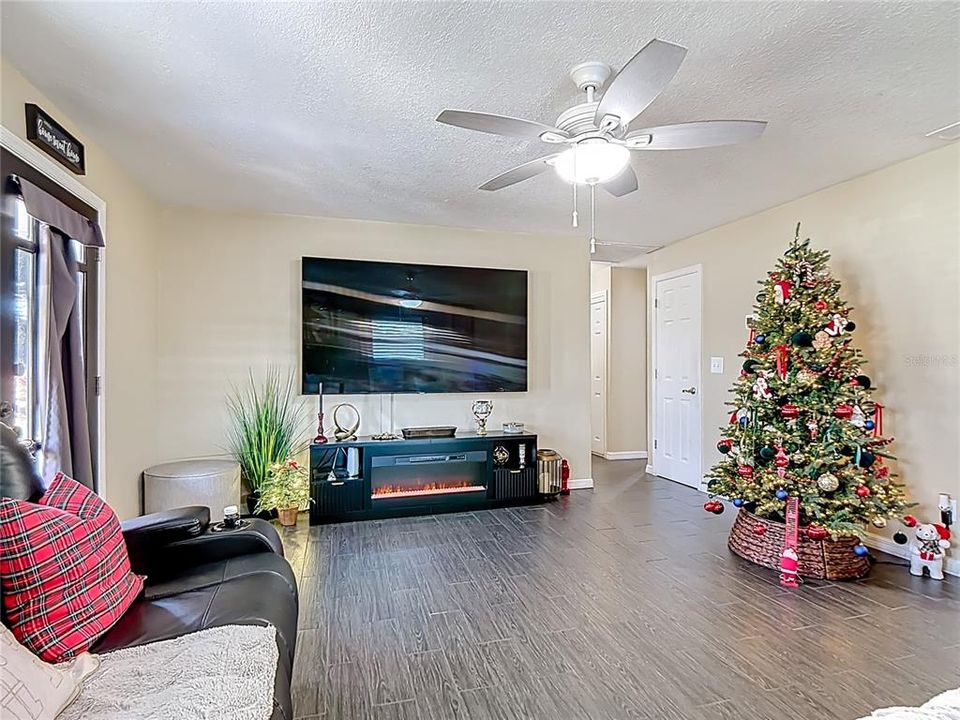 На продажу: $434,000 (3 спален, 2 ванн, 1899 Квадратных фут)