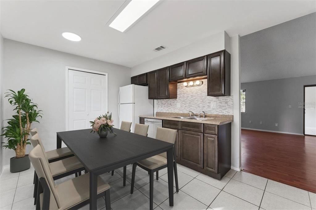 На продажу: $365,000 (3 спален, 2 ванн, 1501 Квадратных фут)