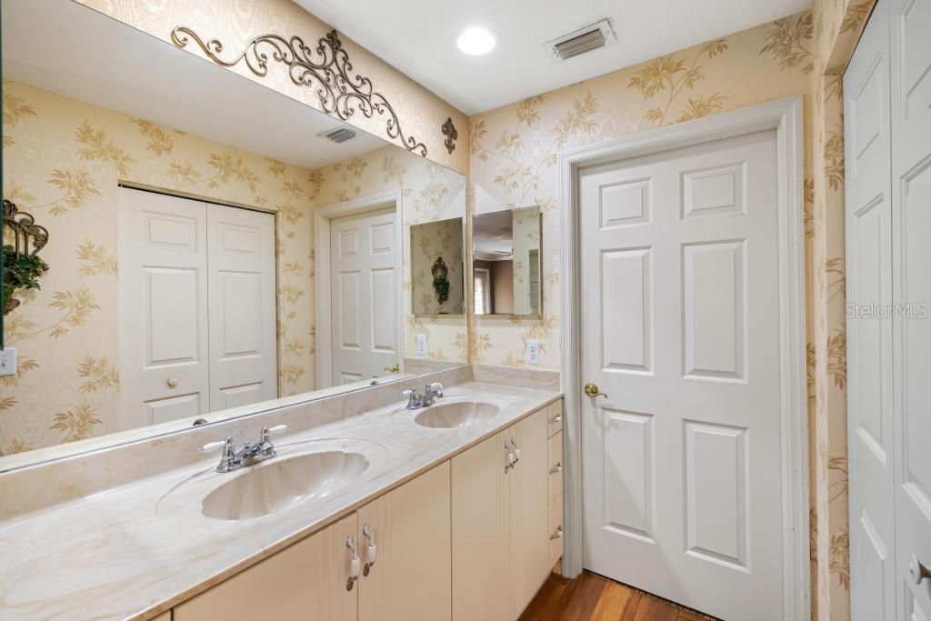 For Sale: $215,000 (2 beds, 2 baths, 1227 Square Feet)