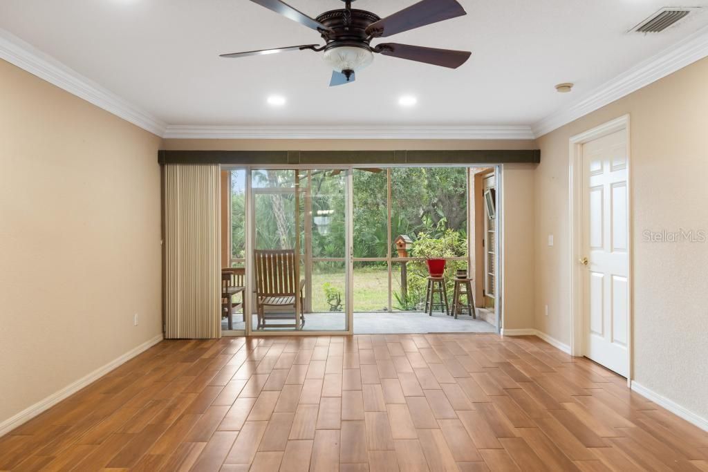 For Sale: $215,000 (2 beds, 2 baths, 1227 Square Feet)