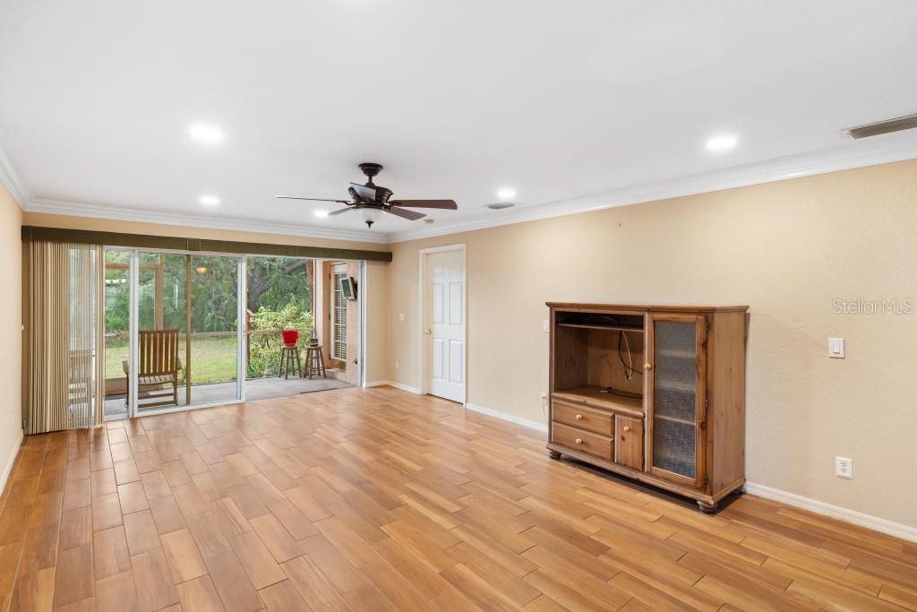 For Sale: $215,000 (2 beds, 2 baths, 1227 Square Feet)