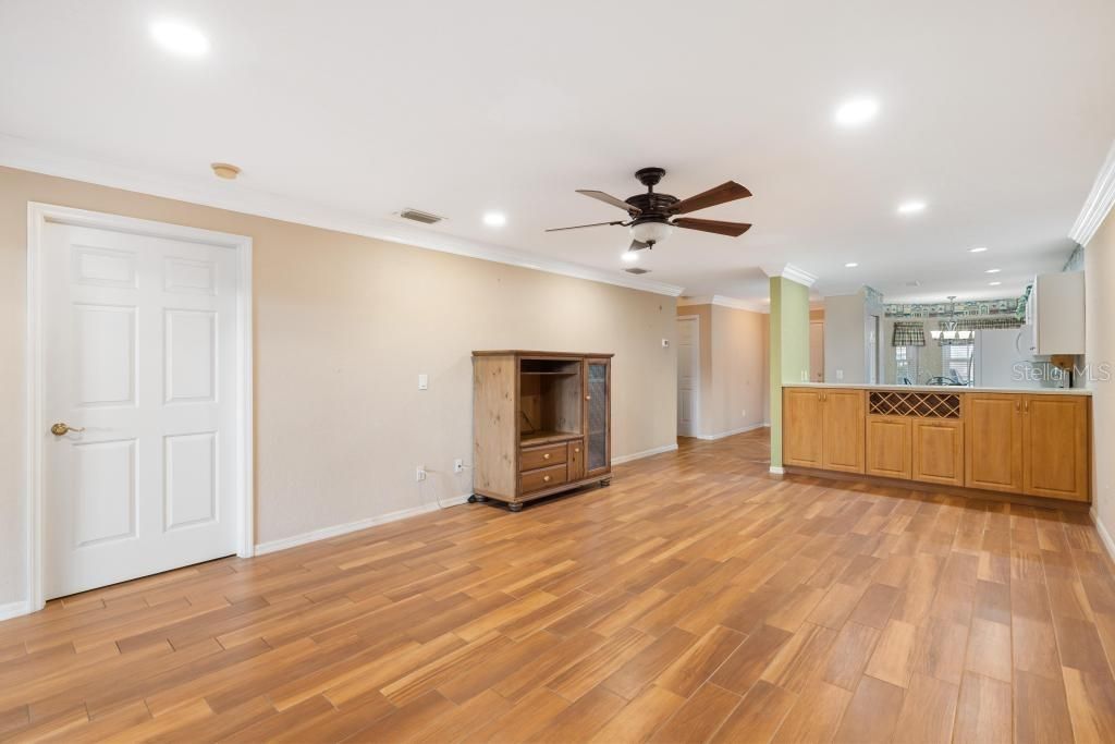 For Sale: $215,000 (2 beds, 2 baths, 1227 Square Feet)