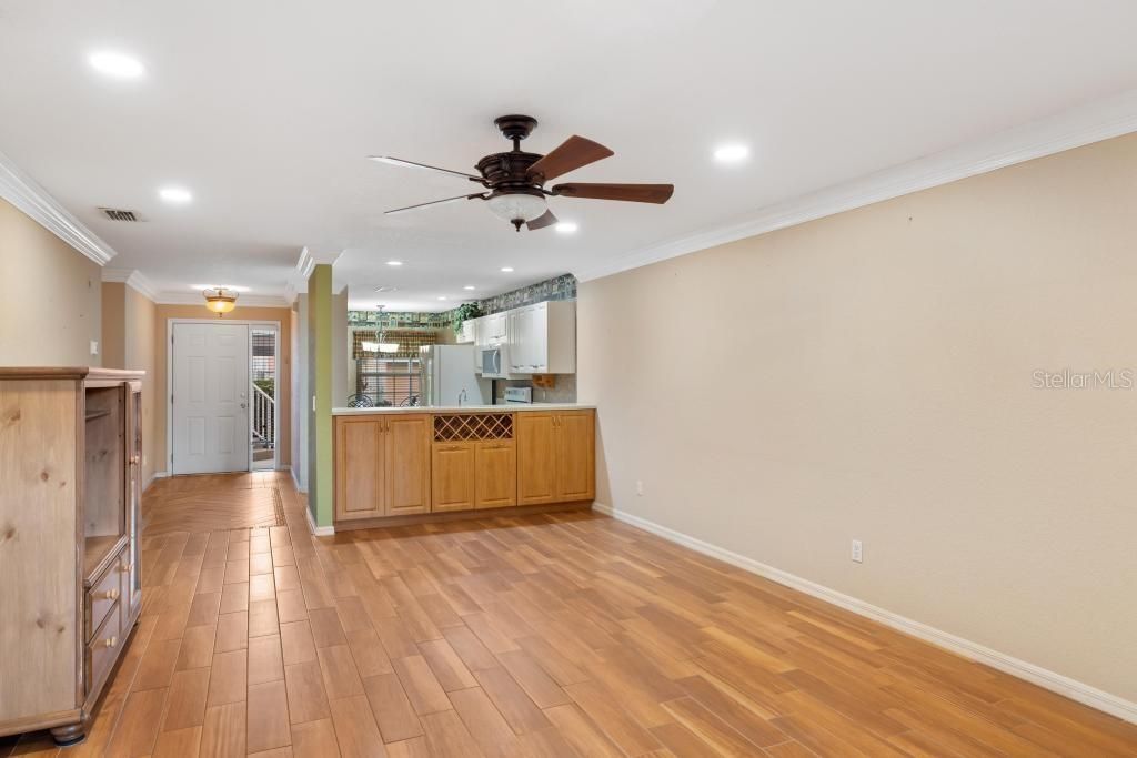 For Sale: $215,000 (2 beds, 2 baths, 1227 Square Feet)