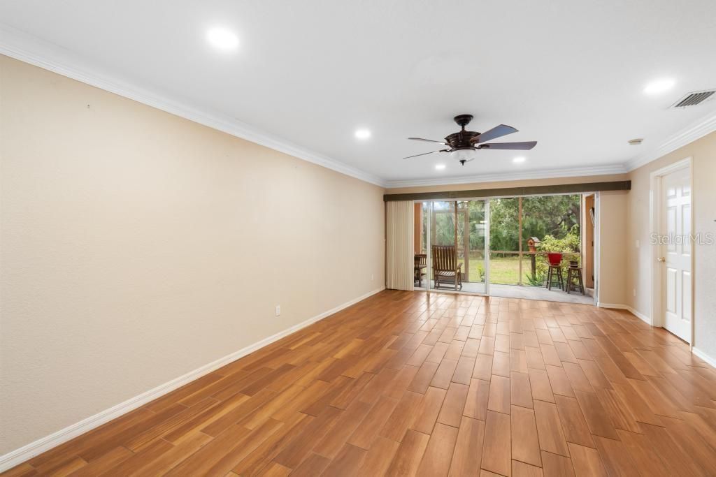 For Sale: $215,000 (2 beds, 2 baths, 1227 Square Feet)