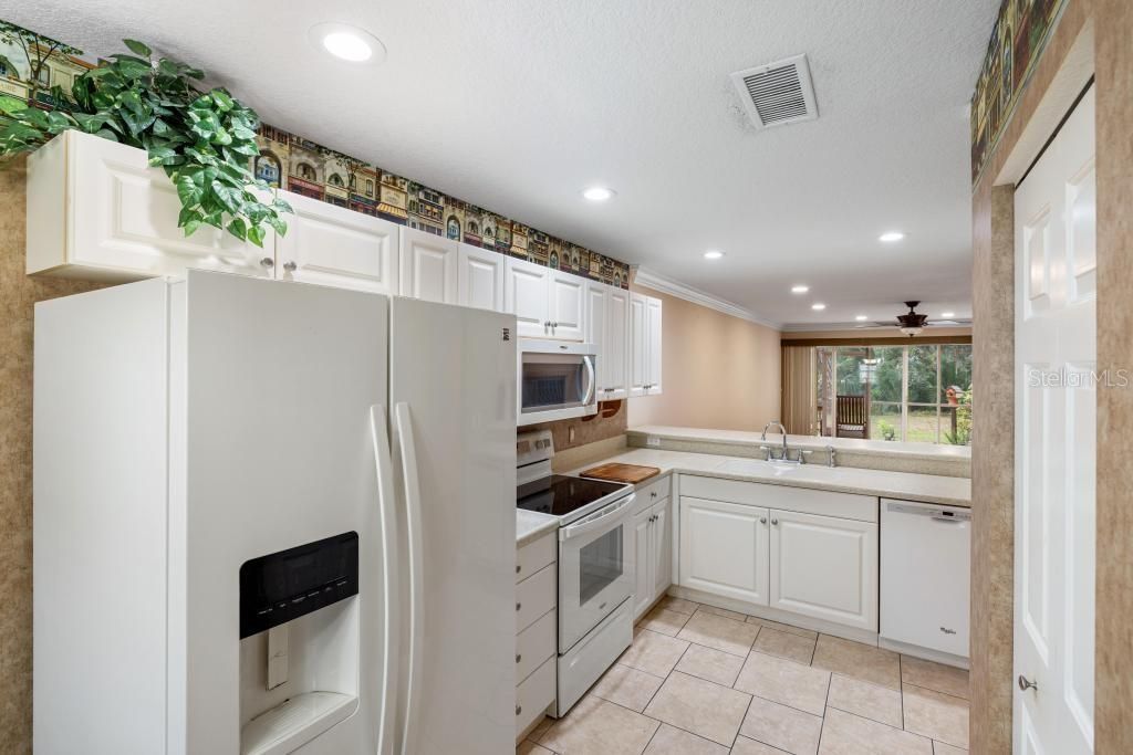 For Sale: $215,000 (2 beds, 2 baths, 1227 Square Feet)
