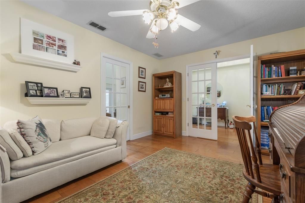 En Venta: $1,050,000 (4 camas, 3 baños, 2613 Pies cuadrados)