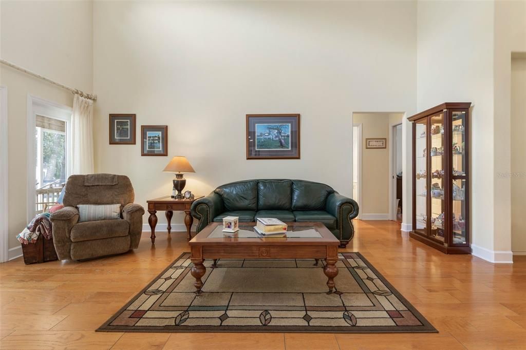 En Venta: $1,050,000 (4 camas, 3 baños, 2613 Pies cuadrados)