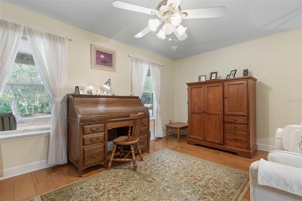 En Venta: $1,050,000 (4 camas, 3 baños, 2613 Pies cuadrados)