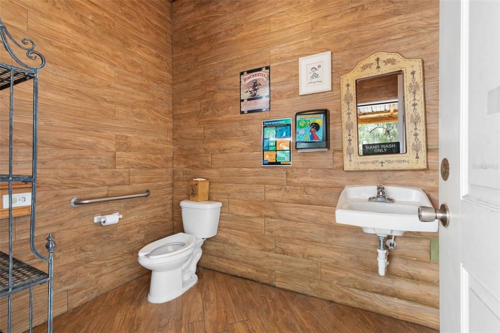 En Venta: $1,050,000 (4 camas, 3 baños, 2613 Pies cuadrados)