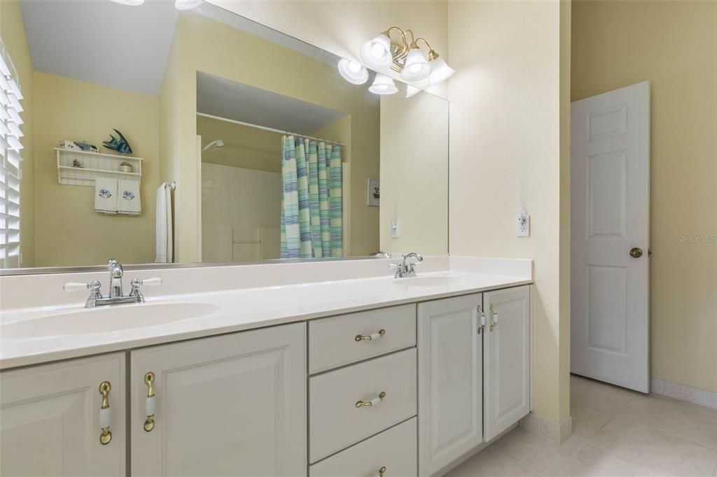 En Venta: $1,050,000 (4 camas, 3 baños, 2613 Pies cuadrados)