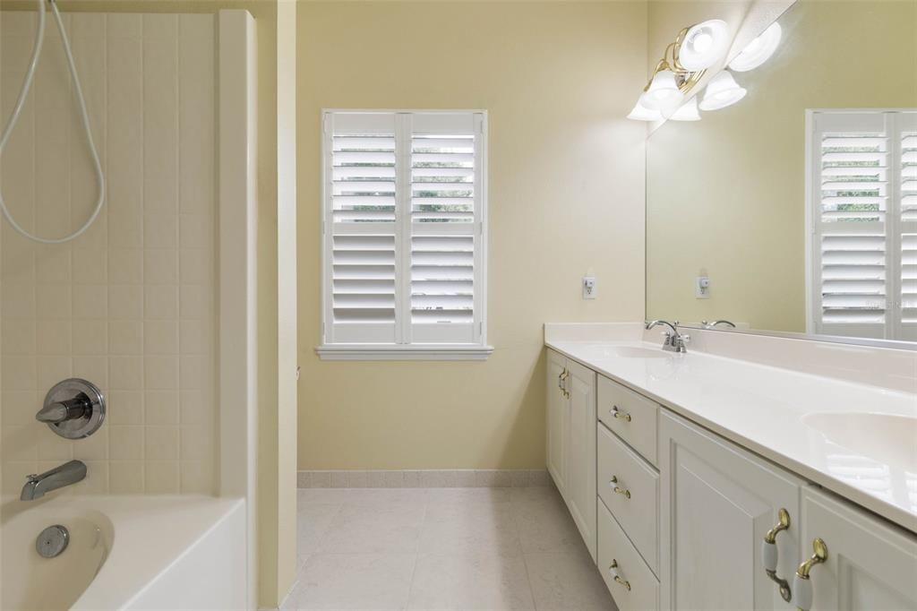 En Venta: $1,050,000 (4 camas, 3 baños, 2613 Pies cuadrados)