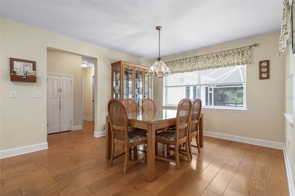 En Venta: $1,050,000 (4 camas, 3 baños, 2613 Pies cuadrados)