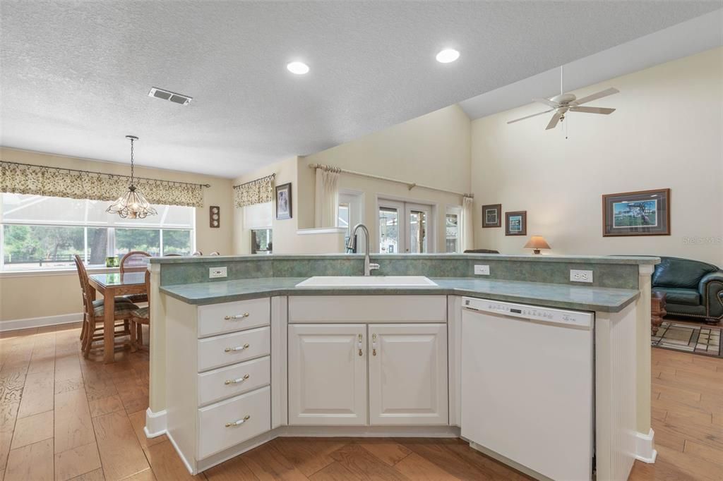 En Venta: $1,050,000 (4 camas, 3 baños, 2613 Pies cuadrados)