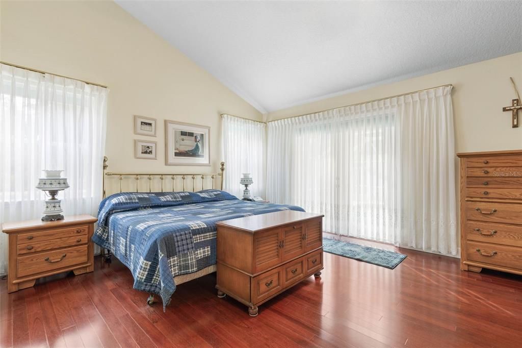 En Venta: $1,050,000 (4 camas, 3 baños, 2613 Pies cuadrados)