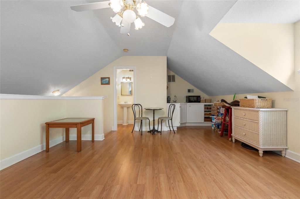 En Venta: $1,050,000 (4 camas, 3 baños, 2613 Pies cuadrados)