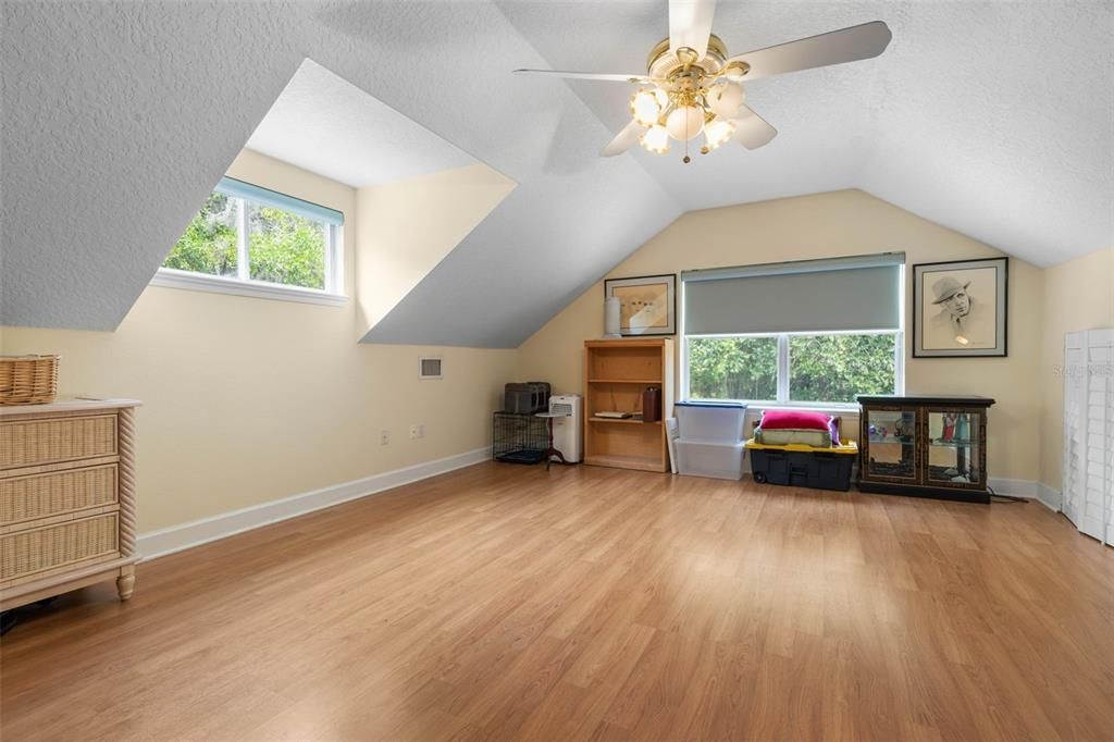 En Venta: $1,050,000 (4 camas, 3 baños, 2613 Pies cuadrados)