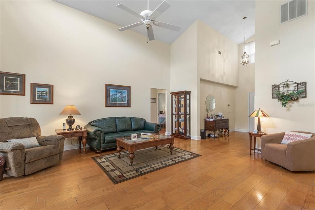 En Venta: $1,050,000 (4 camas, 3 baños, 2613 Pies cuadrados)