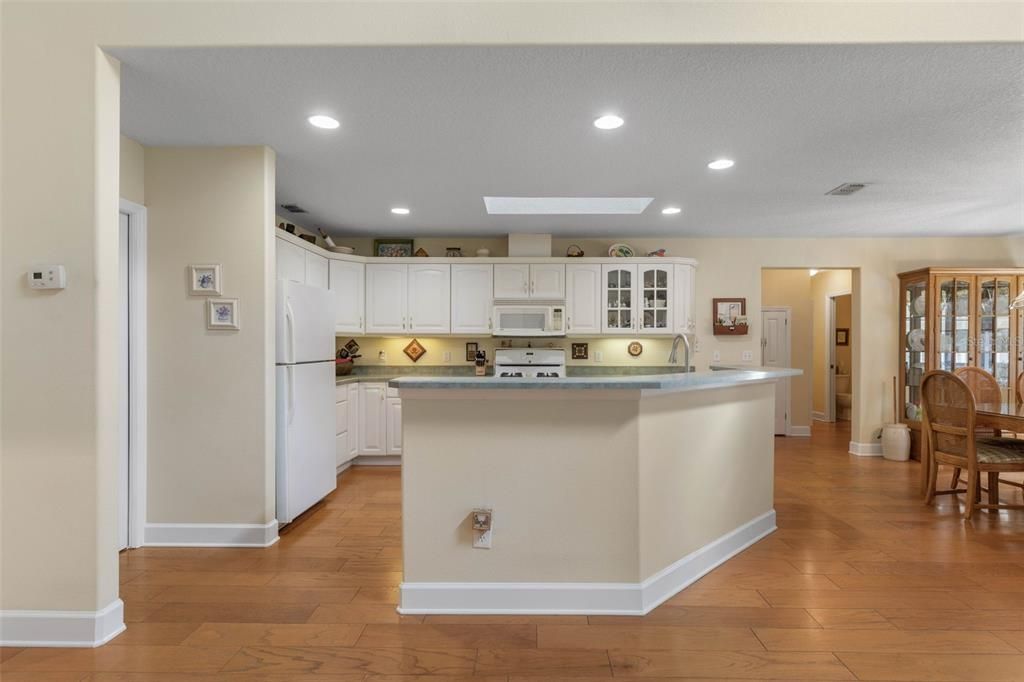 En Venta: $1,050,000 (4 camas, 3 baños, 2613 Pies cuadrados)