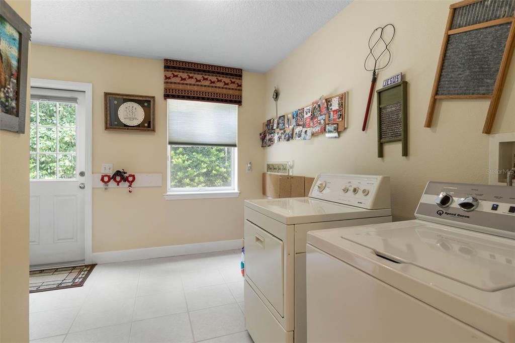 En Venta: $1,050,000 (4 camas, 3 baños, 2613 Pies cuadrados)