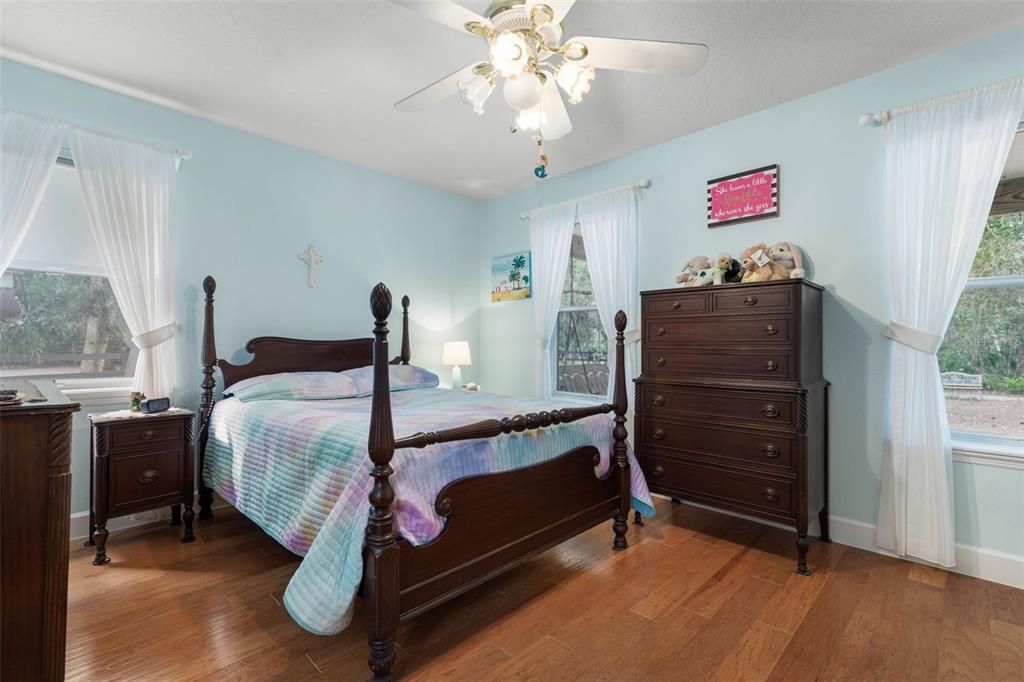 En Venta: $1,050,000 (4 camas, 3 baños, 2613 Pies cuadrados)