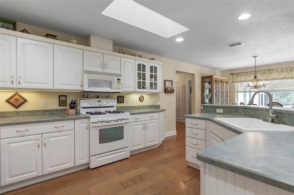 En Venta: $1,050,000 (4 camas, 3 baños, 2613 Pies cuadrados)