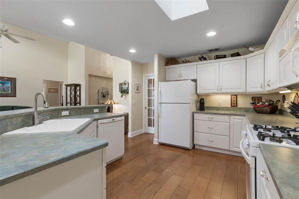 En Venta: $1,050,000 (4 camas, 3 baños, 2613 Pies cuadrados)