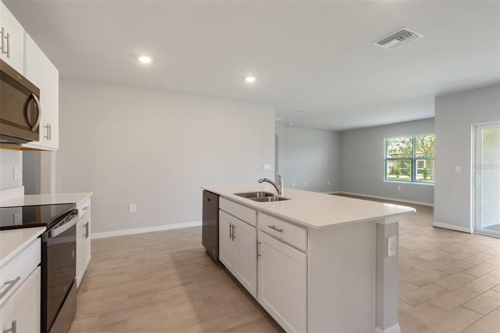 В аренду: $2,090 (4 спален, 2 ванн, 1828 Квадратных фут)