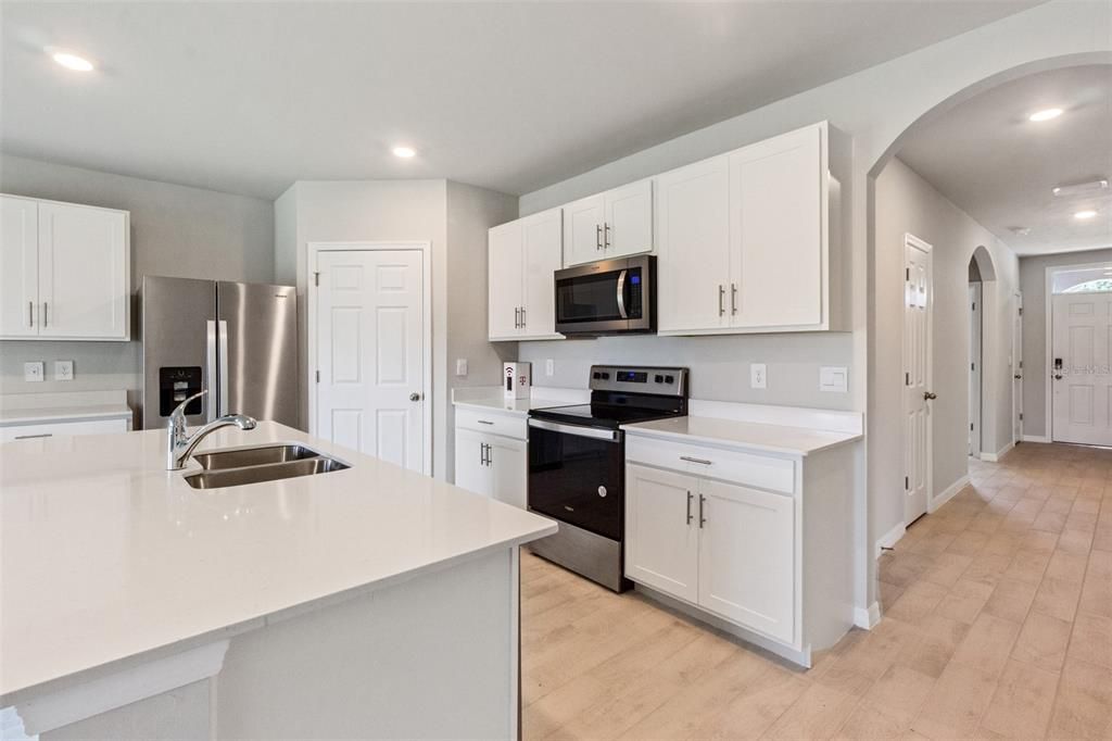 В аренду: $2,090 (4 спален, 2 ванн, 1828 Квадратных фут)