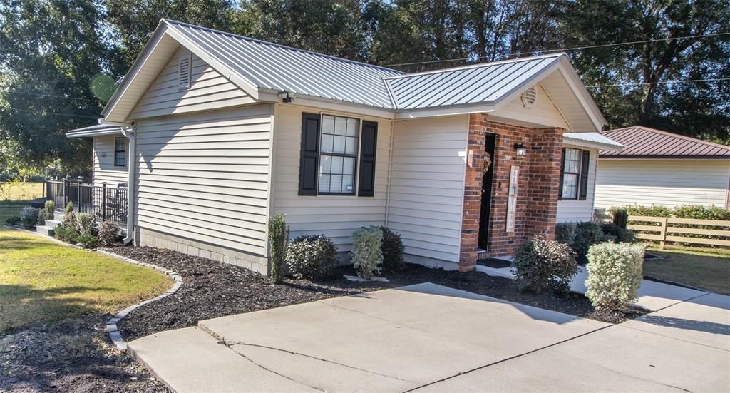 For Sale: $269,900 (3 beds, 2 baths, 1366 Square Feet)