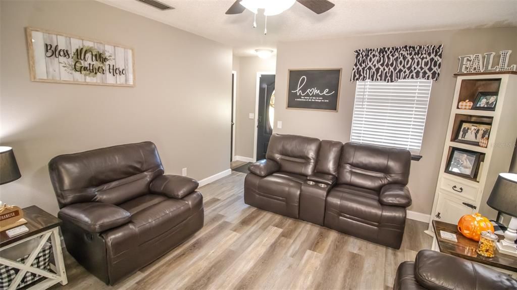 For Sale: $269,900 (3 beds, 2 baths, 1366 Square Feet)