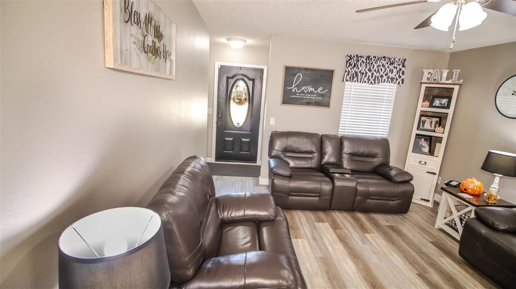 For Sale: $269,900 (3 beds, 2 baths, 1366 Square Feet)