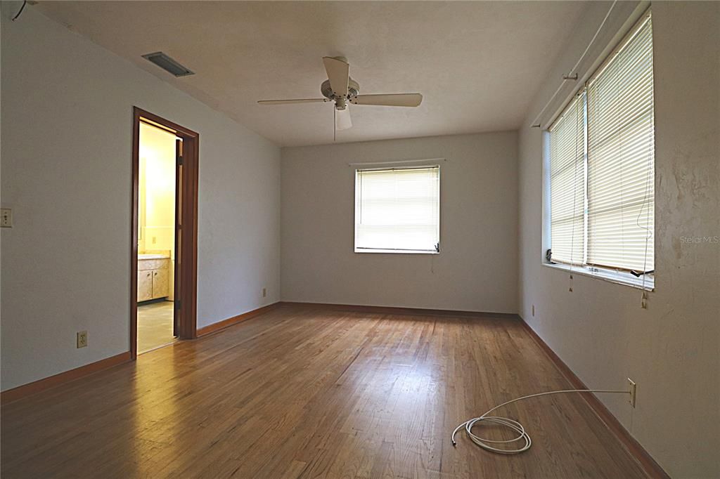 待售: $294,900 (2 贝兹, 1 浴室, 1637 平方英尺)