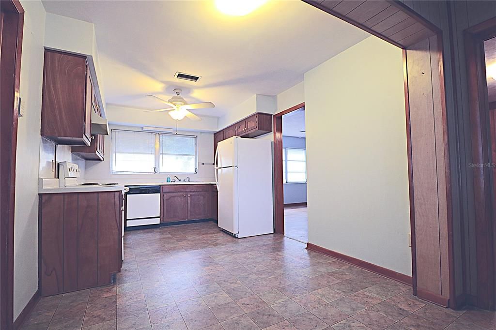 待售: $294,900 (2 贝兹, 1 浴室, 1637 平方英尺)