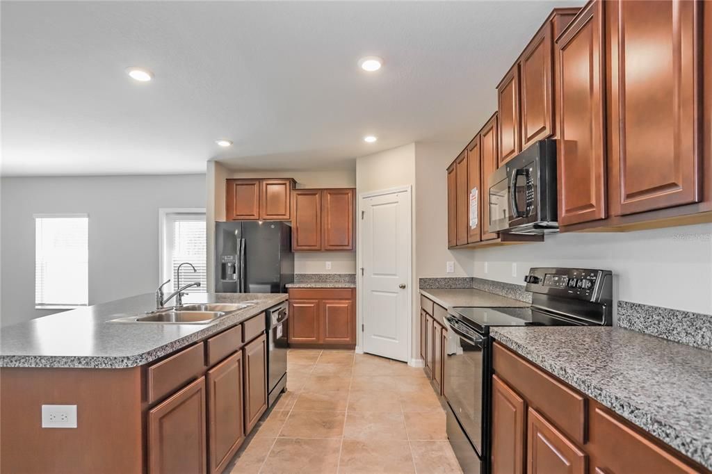 В аренду: $2,355 (5 спален, 2 ванн, 2264 Квадратных фут)