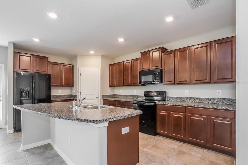 В аренду: $2,355 (5 спален, 2 ванн, 2264 Квадратных фут)