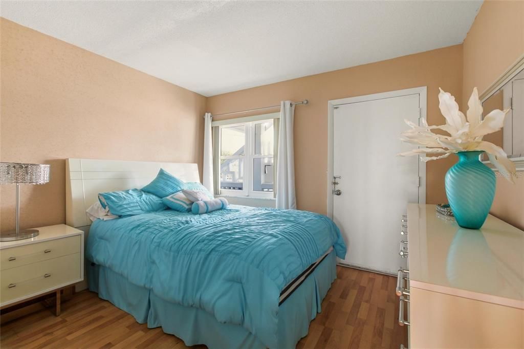 For Sale: $149,900 (2 beds, 2 baths, 910 Square Feet)