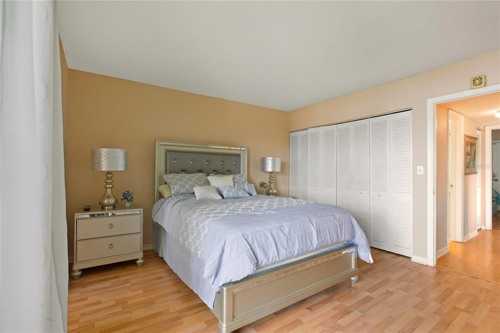 For Sale: $149,900 (2 beds, 2 baths, 910 Square Feet)